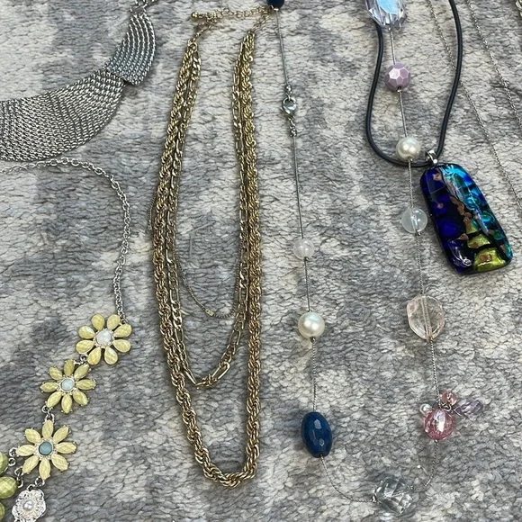 Bulk Lot of Mixed Fashion Costume Jewelry Necklaces Rings Bracelets Earrings - Picture 11 of 11